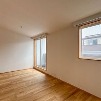 世田谷区北沢の賃貸物件/D区画：リビング。2ヶ所の窓から明るい光が入る