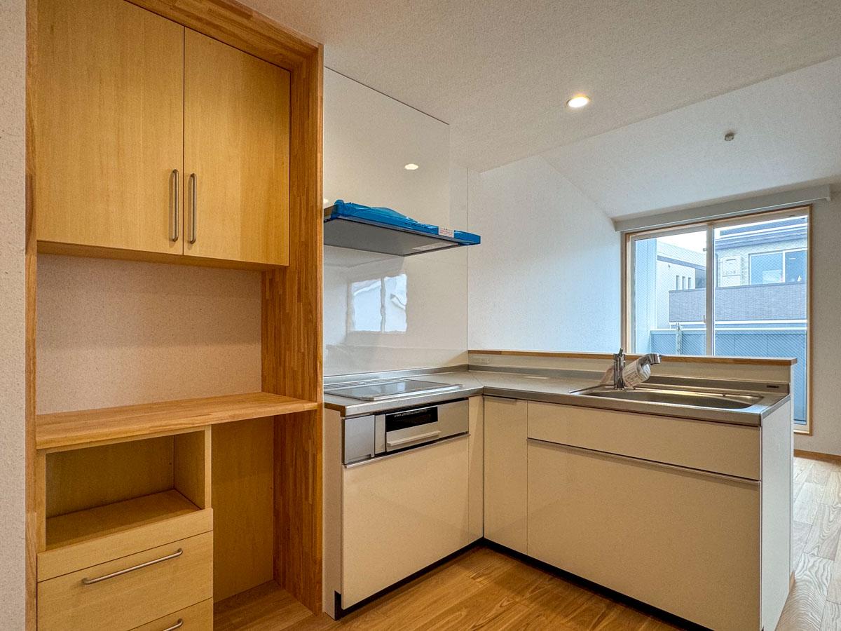 世田谷区北沢の賃貸物件/D区画：L字型のキッチン。食器棚も充実