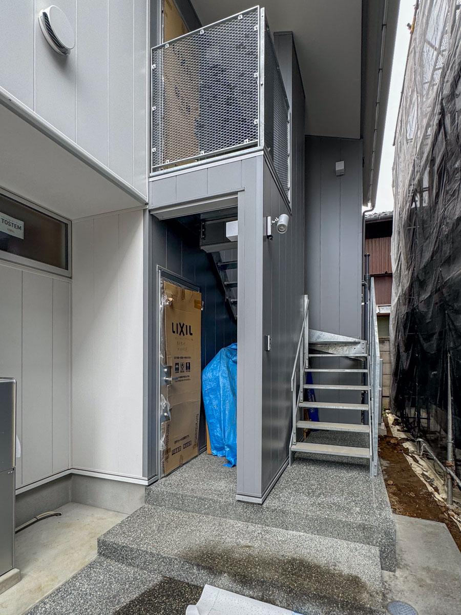 世田谷区北沢の賃貸物件/D区画：この階段を上って、2階の玄関へアプローチ
