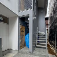世田谷区北沢の賃貸物件/D区画：この階段を上って、2階の玄関へアプローチ