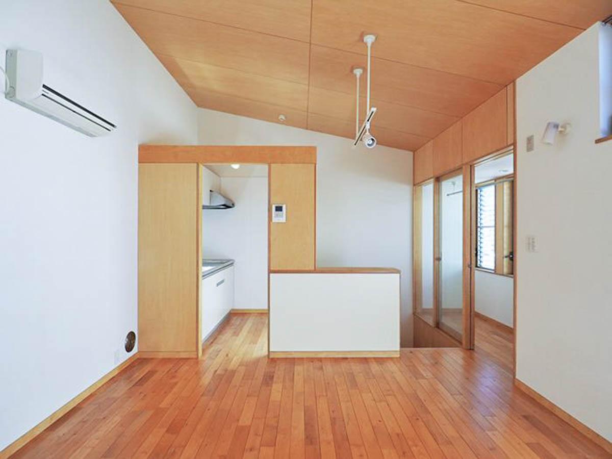 杉並区荻窪の賃貸物件/天井は一番高いところで約3.2m。床にはカバの無垢材、天井や壁にはシナ材があしらわれ、木の柔らかさが心地よい空間に