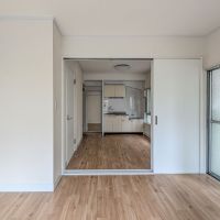 港区赤坂の賃貸物件/バルコニー側からDKをみるアングル