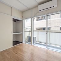 港区赤坂の賃貸物件/4.5畳の洋室。窓が大きくて光がよく入ります