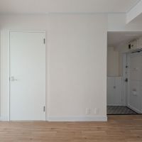 港区赤坂の賃貸物件/DKの窓側からのアングル。右は玄関、左は洗面所へのドア
