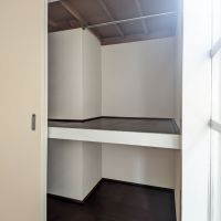 港区赤坂の賃貸物件/押し入れは左側が少し浅くなっています。上にはレールがついていて、ハンガーがかけられます