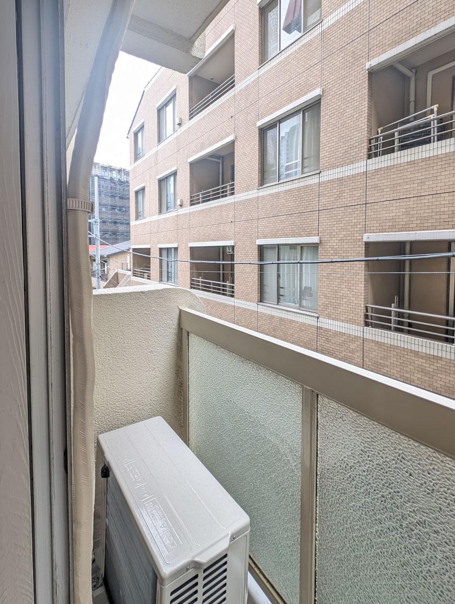 港区赤坂の賃貸物件/4.5畳のバルコニーは抜けこそありませんが、優しい光が入ってきます