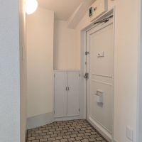 港区赤坂の賃貸物件/レンガ調のタイルと白い金属ドアで、雰囲気のある玄関