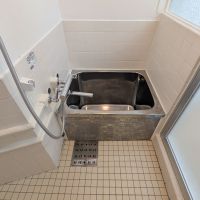 港区赤坂の賃貸物件/洗面所の右手から浴室に入れます。ステンレス製の懐かしいデザイン