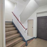 港区赤坂の賃貸物件/共用部。レトロなカラーリングがかわいらしい