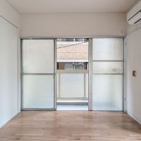港区赤坂の賃貸物件/公園を右手に、6畳洋室の別アングル。正面に建物がありますが、光は入ってきます