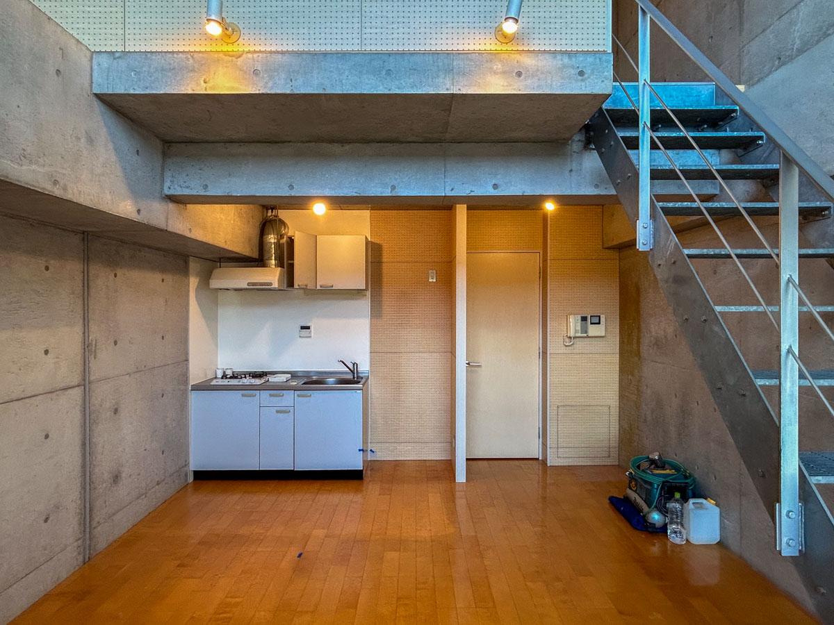 世田谷区南烏山の賃貸物件/キッチン側をみる。トイレは5階にあります
