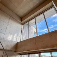 世田谷区南烏山の賃貸物件/吹抜けを見上げる。空がきれいだな