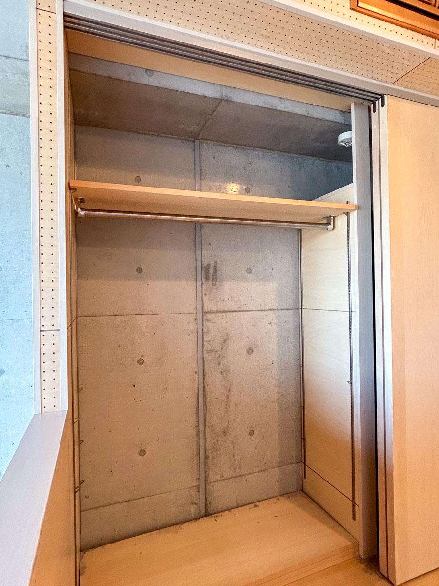 世田谷区南烏山の賃貸物件/6階寝室の収納。壁いっぱいのクローゼットが用意されています
