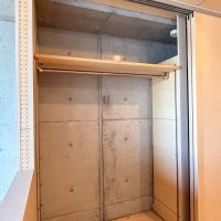 世田谷区南烏山の賃貸物件/6階寝室の収納。壁いっぱいのクローゼットが用意されています