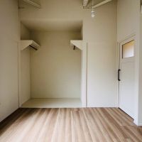 世田谷区給田の賃貸物件/写真奥は収納スペース。カーテンで仕切ることが可能です
