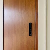 世田谷区給田の賃貸物件/ダイニングとキッチンの入口扉は既存のものを再利用。いい雰囲気に生まれ変わってます