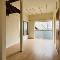 世田谷区給田の賃貸物件/1階のキッチンとダイニング。1階も窓が多いので明るいです