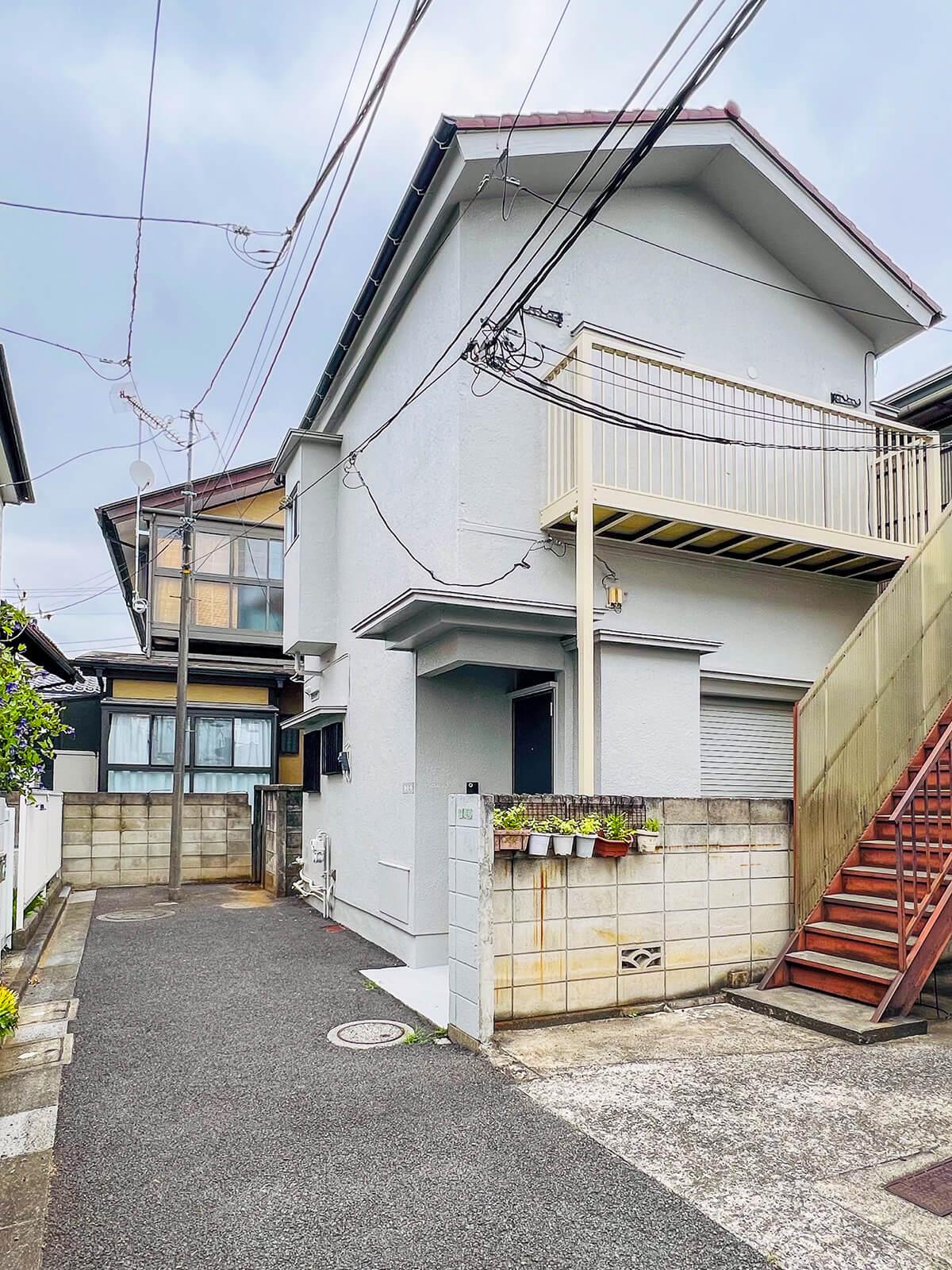 世田谷区給田の賃貸物件/外壁も塗り直し、爽やかな印象に変わった戸建。家の脇にバイク駐輪が可能です