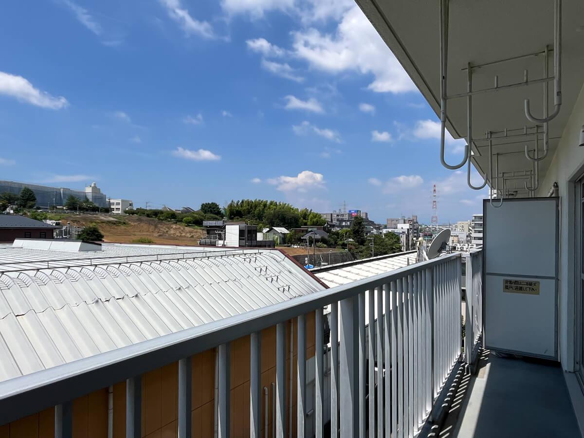 神奈川県横浜市旭区東希望ヶ丘の売買物件/バルコニーからは抜けが楽しめますが、目の前は線路（駅舎）