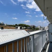 神奈川県横浜市旭区東希望ヶ丘の売買物件/バルコニーからは抜けが楽しめますが、目の前は線路（駅舎）
