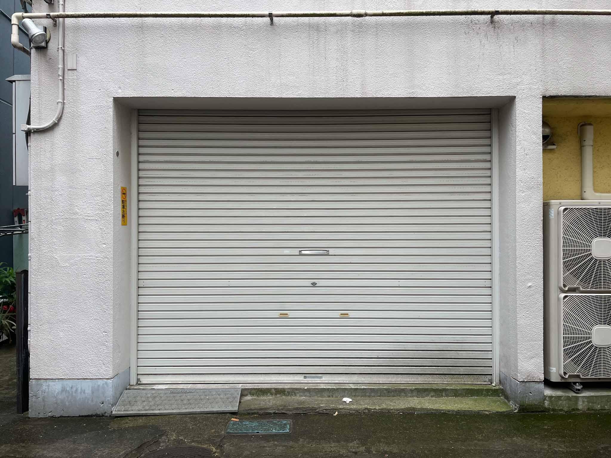 中野区中央の賃貸物件/ファサードはシャッター。大きいのでそこそこ重い