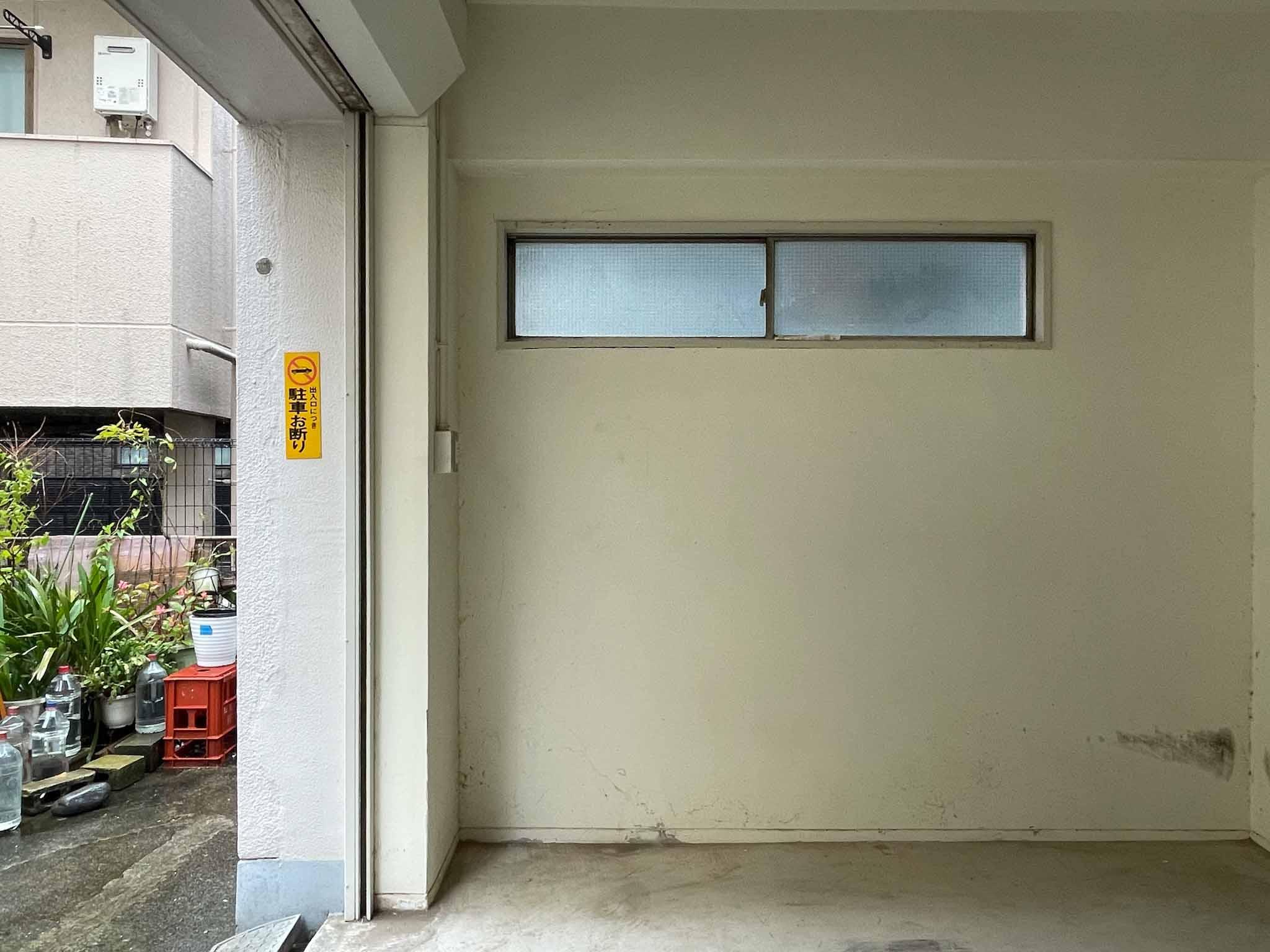 中野区中央の賃貸物件/クリーム色に塗装された壁と天井。かなり汚れているので再塗装が必要だと思います