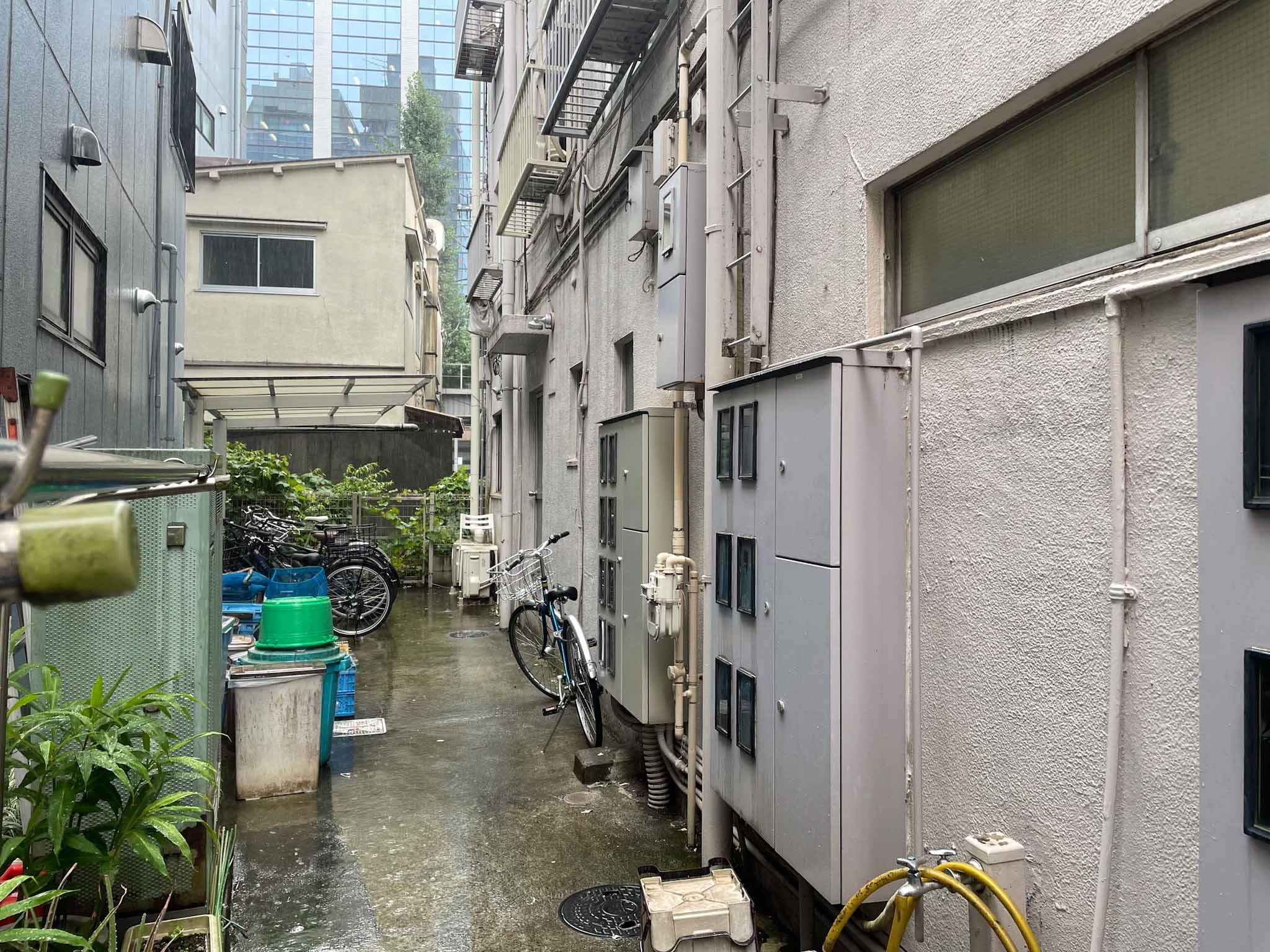 中野区中央の賃貸物件/北側の外。上階の住戸用の駐輪場があります