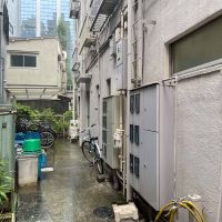 中野区中央の賃貸物件/北側の外。上階の住戸用の駐輪場があります