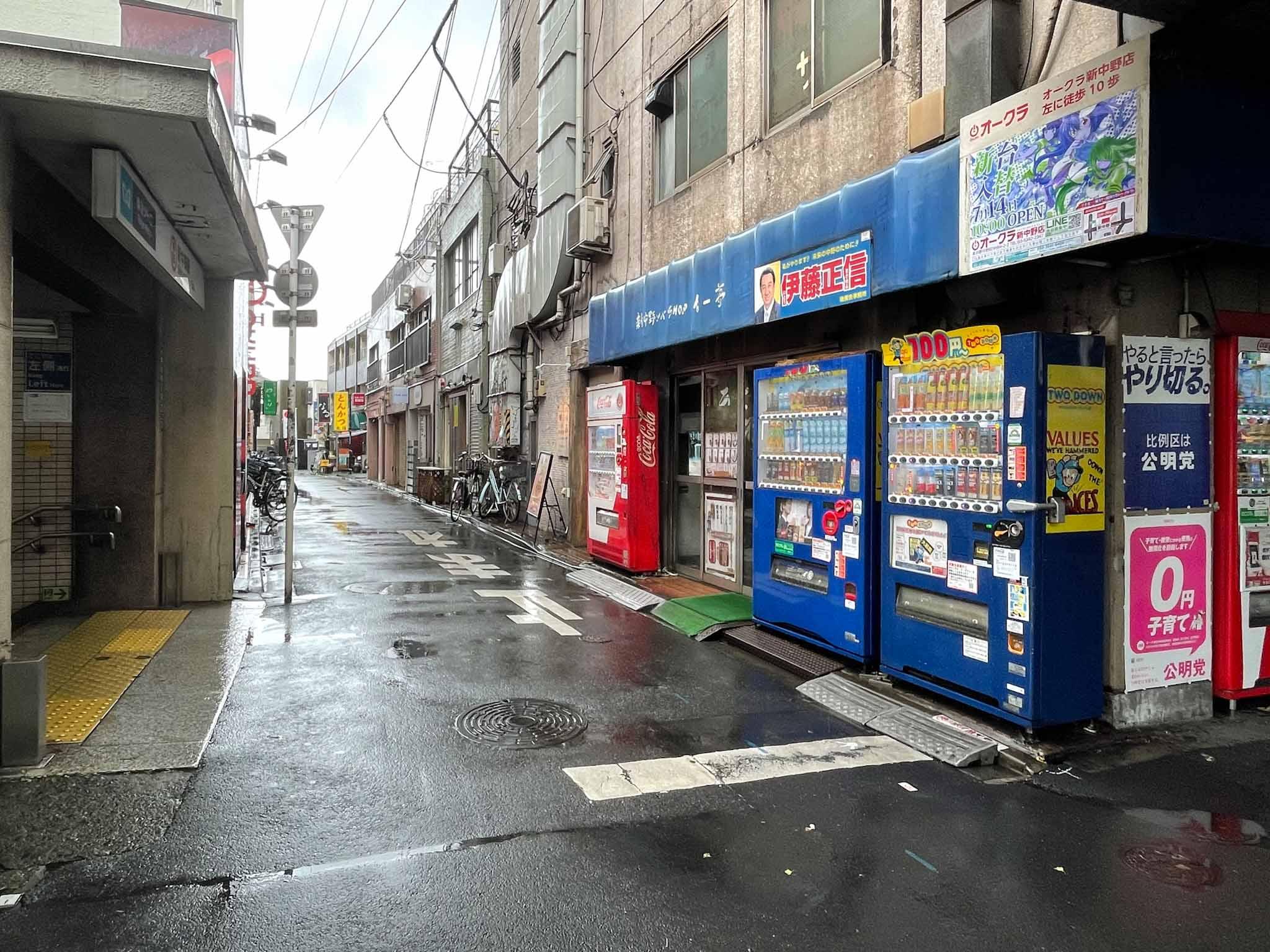 中野区中央の賃貸物件/新中野駅の出入口から徒歩1分。出入口からすでに建物が見えています