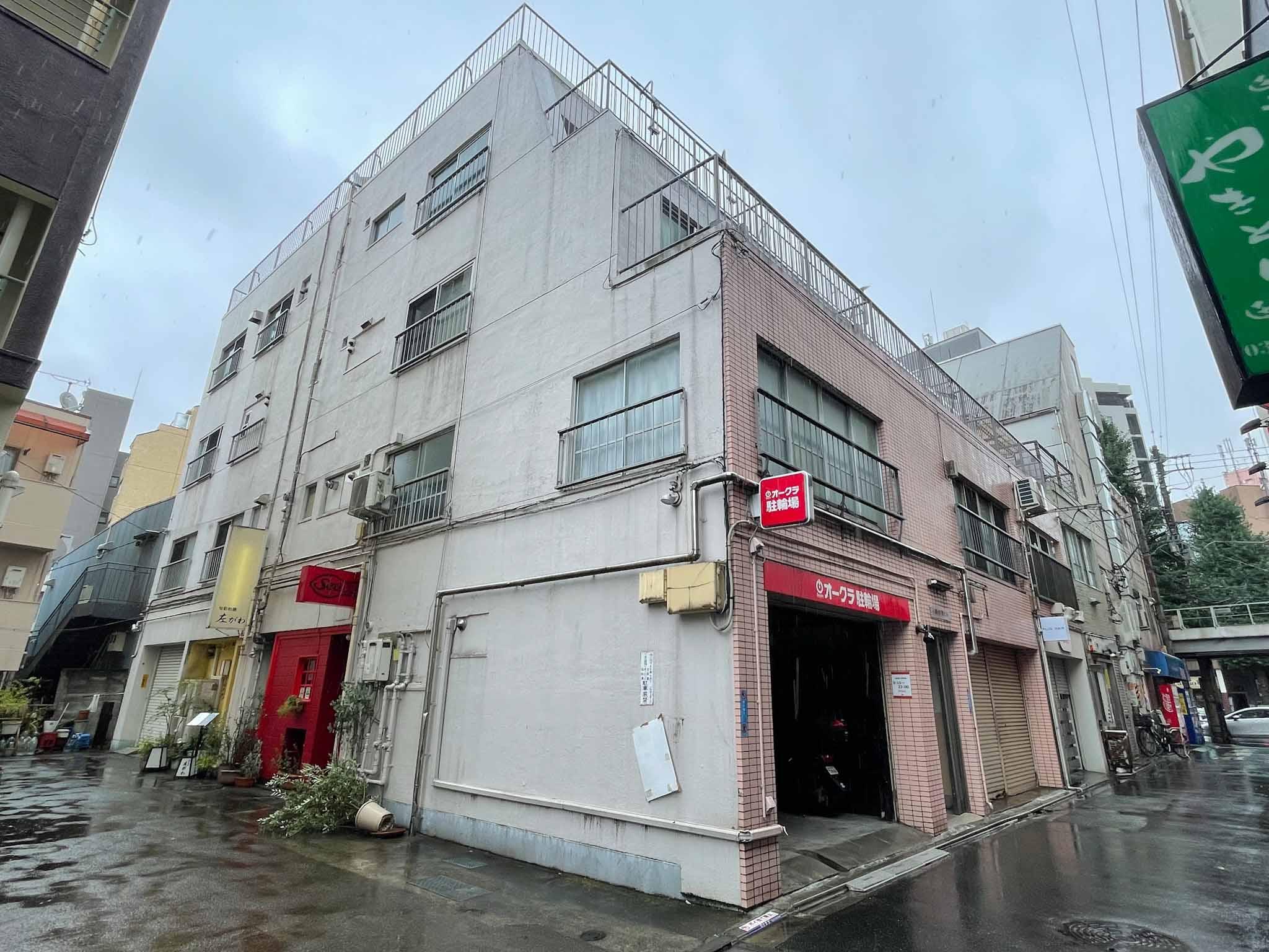 中野区中央の賃貸物件/外観はこんな感じ。1階はぐるり店舗テナントが入っています