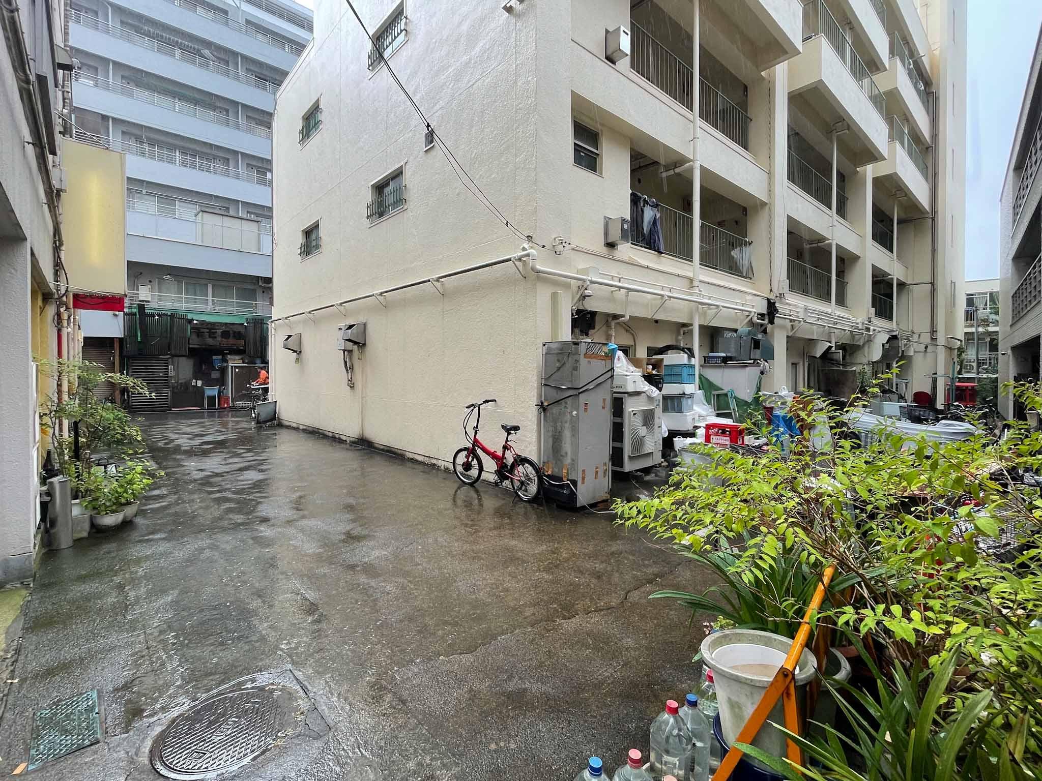 中野区中央の賃貸物件/入り口の前に立ったアングル