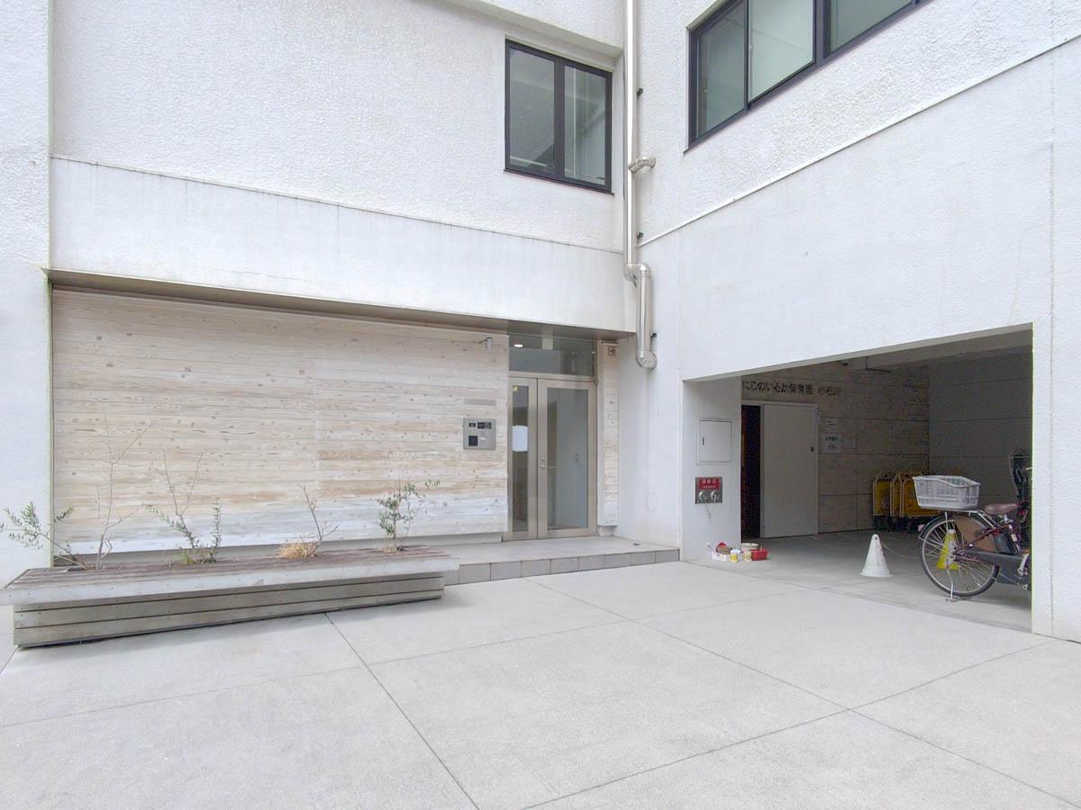 文京区小石川の賃貸物件/エントランス。すぐ隣には、駐輪場と小児科、保育園の入口が