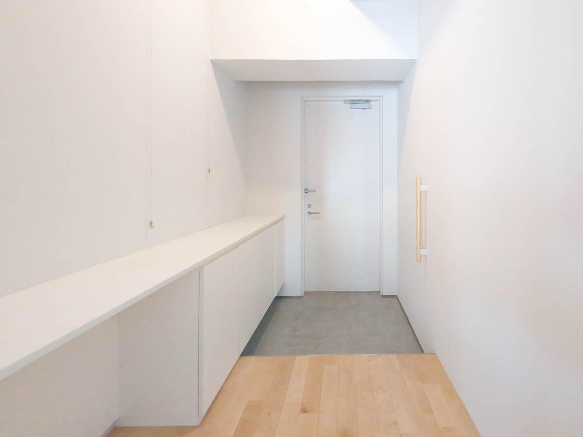 文京区小石川の賃貸物件/玄関の壁にはアートを飾れる本格的なワイヤーレールが設置されています。大容量の靴箱も嬉しい