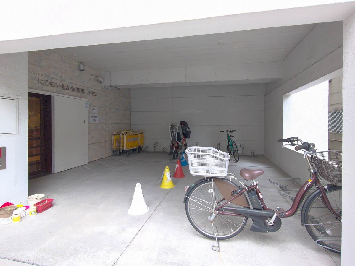 文京区小石川の賃貸物件/小児科と保育園の入口と、駐輪場