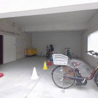 文京区小石川の賃貸物件/小児科と保育園の入口と、駐輪場