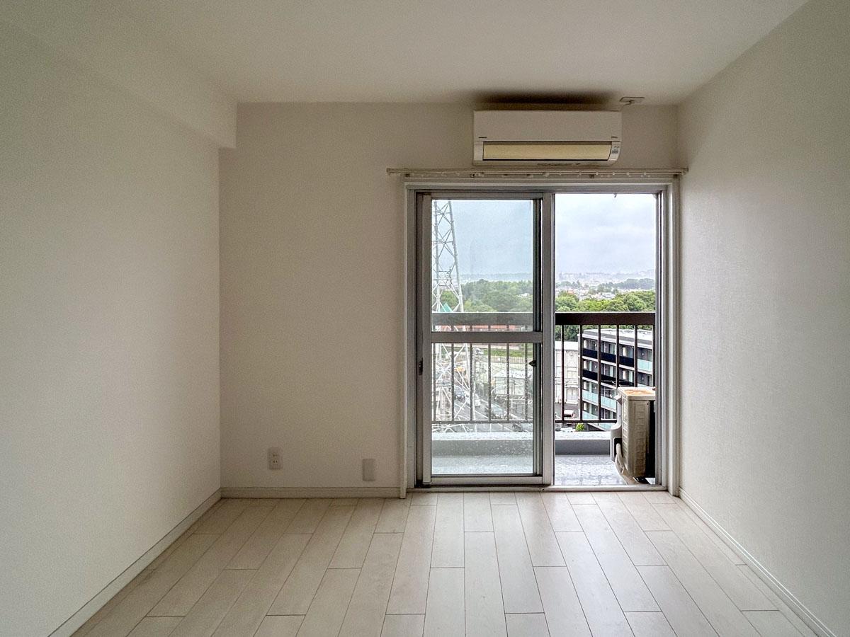 世田谷区成城の賃貸物件/南側の洋室。この部屋からも眺望が楽しめる