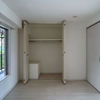 世田谷区成城の賃貸物件/北側にある洋室の広さは6帖ほど