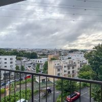 世田谷区成城の賃貸物件/共用階段。踊り場からの景色
