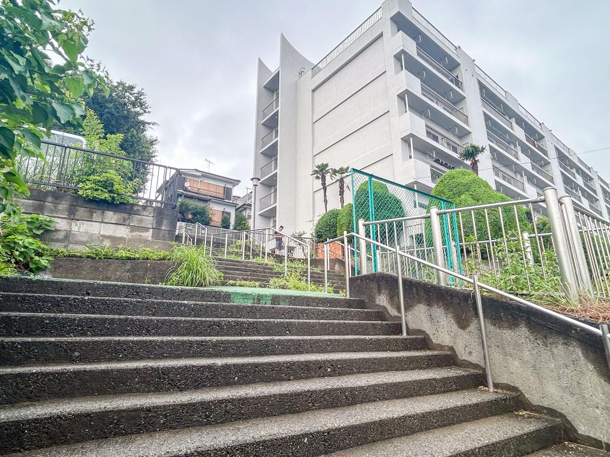 世田谷区成城の賃貸物件/マンション前の階段