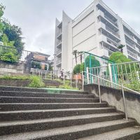 世田谷区成城の賃貸物件/マンション前の階段
