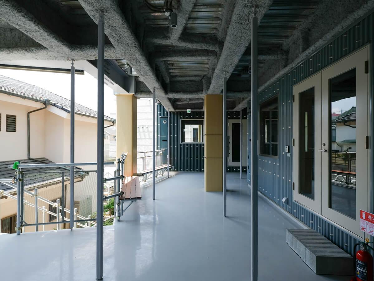 神奈川県横浜市港北区篠原町の賃貸物件/2階共用部。右手の白い扉は2-3区画の店舗部分入り口