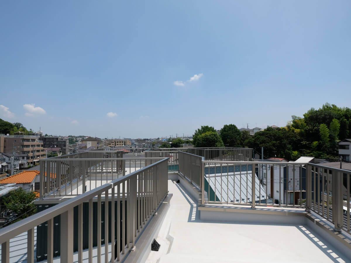 神奈川県横浜市港北区篠原町の賃貸物件/屋上：共用で使えます。めちゃめちゃ気持ちいい