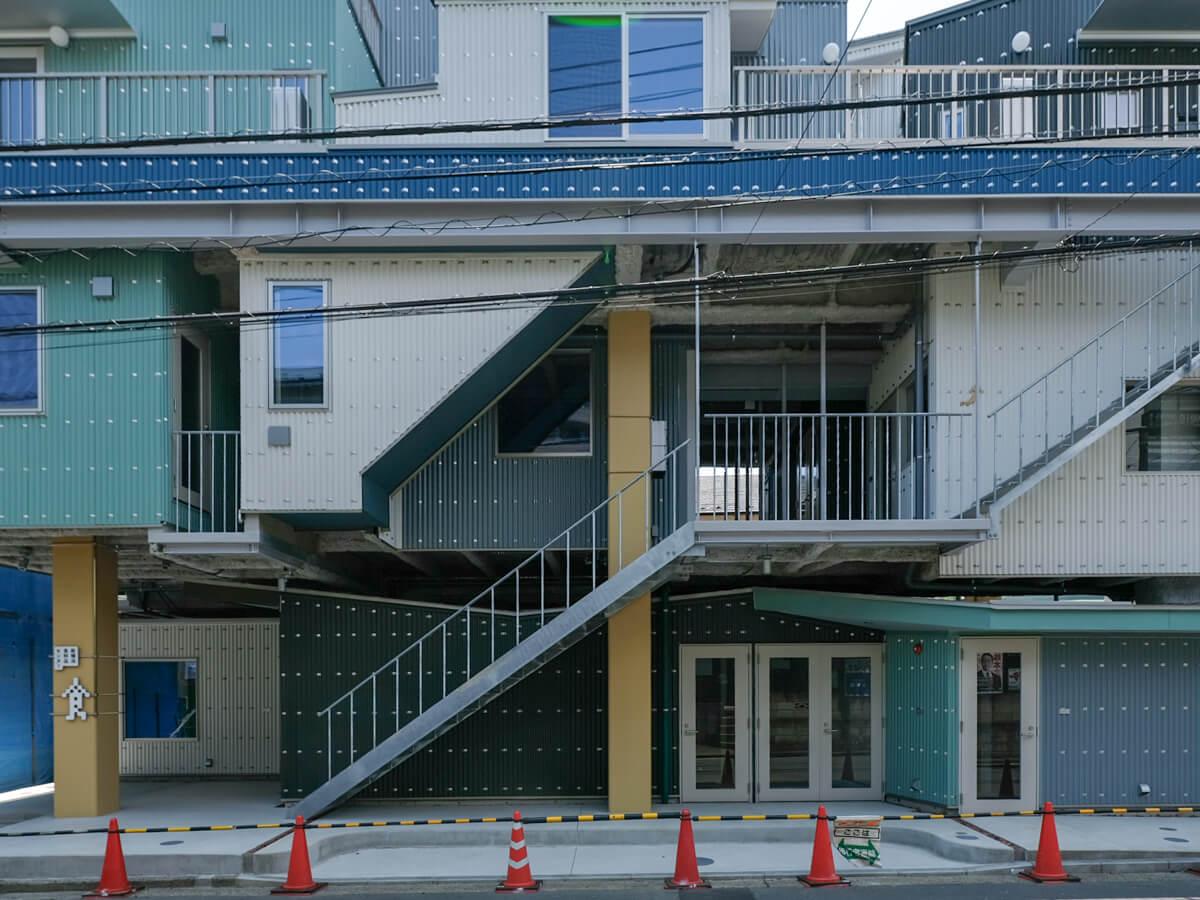 神奈川県横浜市港北区篠原町の賃貸物件/建物正面。各部屋がパッチワーク的に集合している