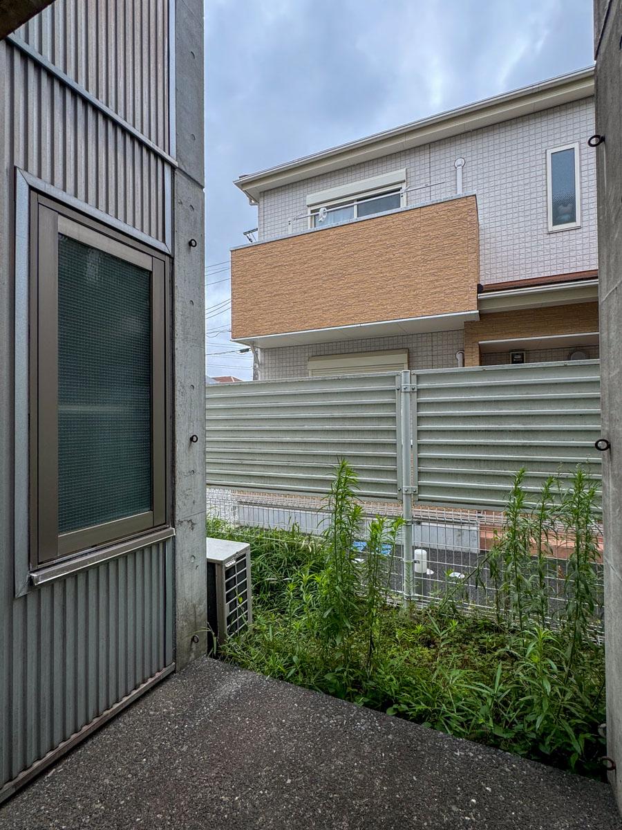 小平市花小金井の賃貸物件/ちょっとしたテラス。植物や椅子を置いてくつろげそうな広さ