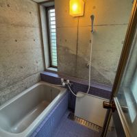 小平市花小金井の賃貸物件/浴室はしっかり清掃されているものの年季を感じます