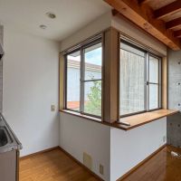小平市花小金井の賃貸物件/キッチン背面のL字型の窓
