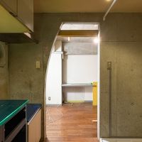 新宿区西早稲田の賃貸物件/キッチン側からの視点　キッチン入り口もアーチが効いたデザイン　写真右手が洗濯機置き場です