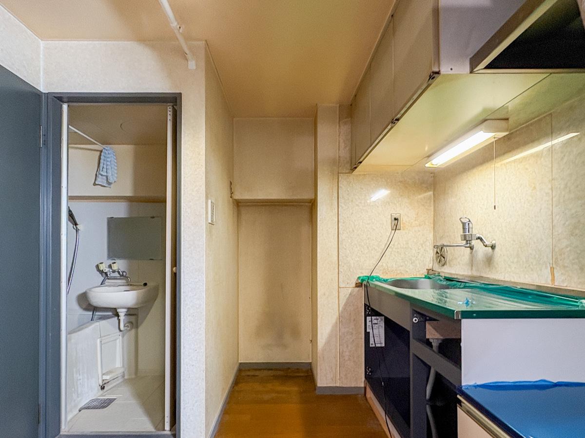 新宿区西早稲田の賃貸物件/キッチンは新しいものと入れ替えている途中