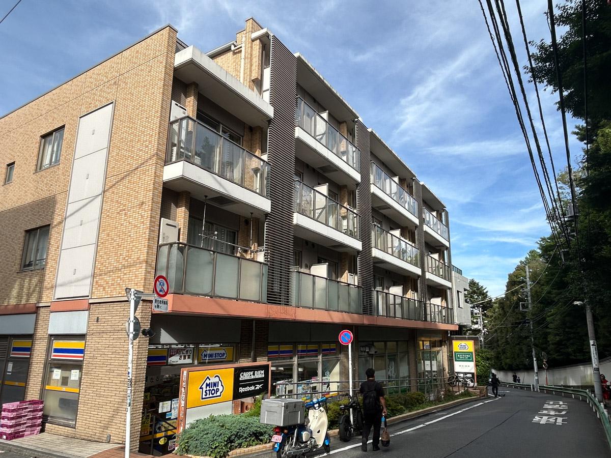 港区南青山の賃貸物件/外観。一階部分にコンビニが入っています。