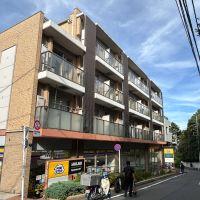 港区南青山の賃貸物件/外観。一階部分にコンビニが入っています。